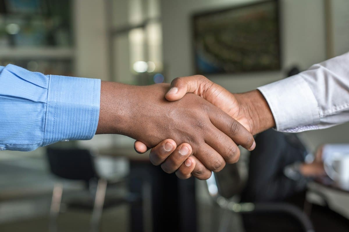 Twee professionals schudden elkaar de hand