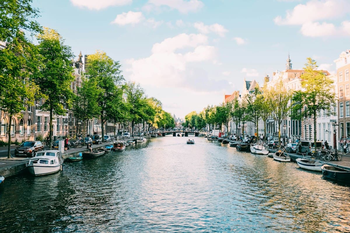 Amsterdamse gracht met woonhuizen